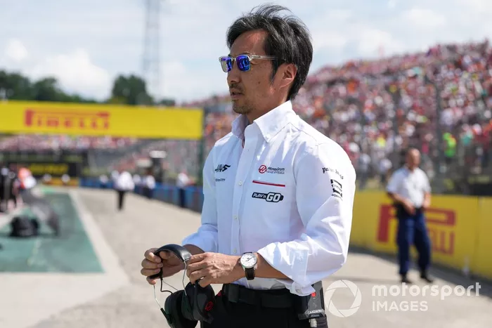 Ayao Komatsu, director del equipo Haas F1 Team, en la parrilla de salida