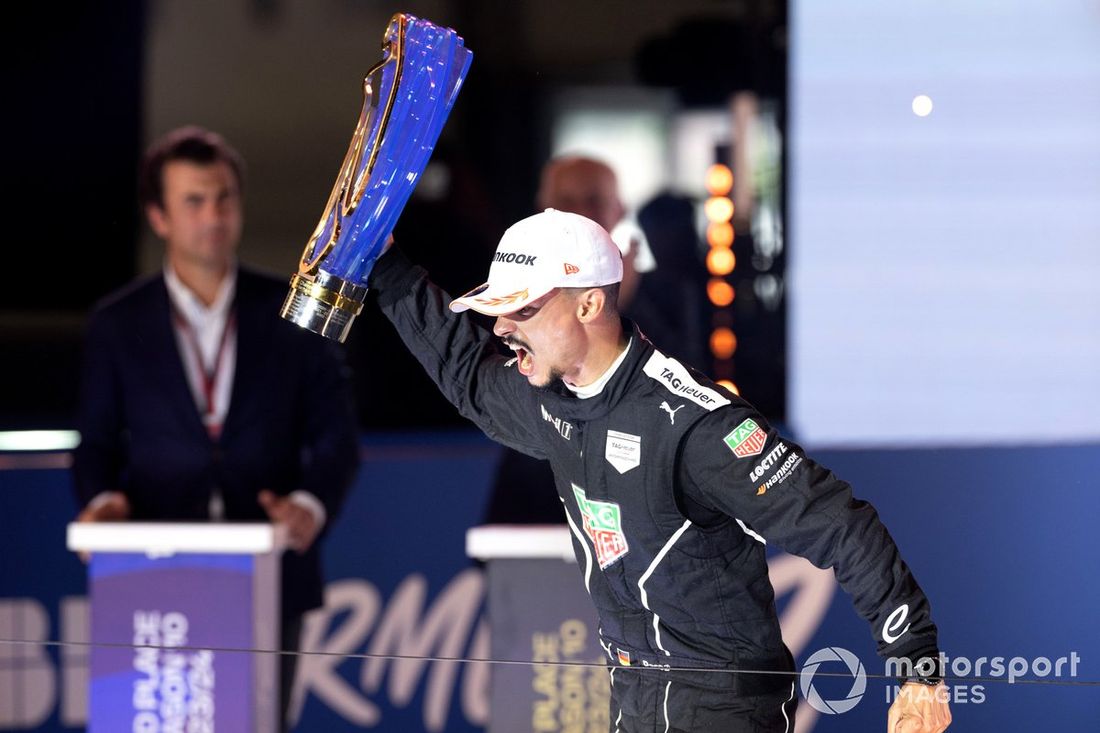 El campeón del mundo Pascal Wehrlein, Porsche, levanta el trofeo del Campeonato del Mundo en señal de celebración 