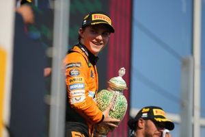 Oscar Piastri, McLaren F1 Team, 1ª posición, en el podio con el trofeo de vencedor.