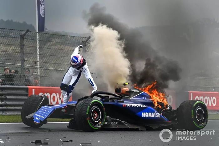 Logan Sargeant, Williams FW46, salta de su coche tras un accidente en la FP3