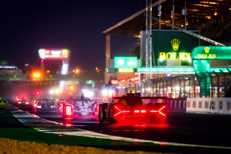 Action sur piste de nuit
