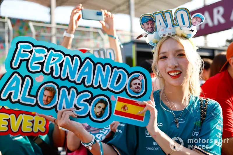 Un fan montre son soutien à Fernando Alonso, Aston Martin F1 Team