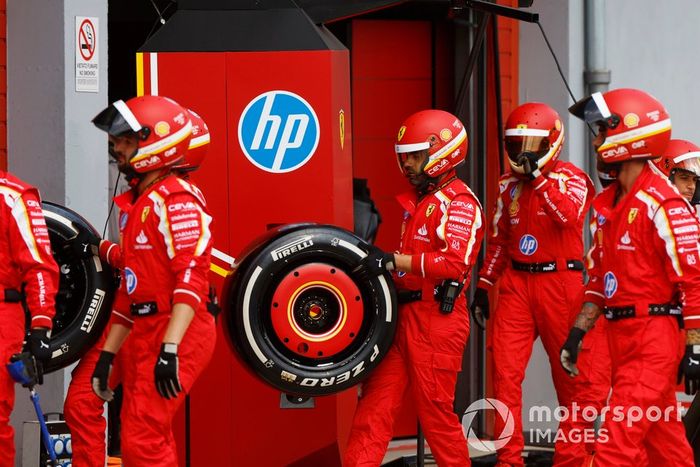 El equipo de boxes de la Scuderia Ferrari en el pit lane 