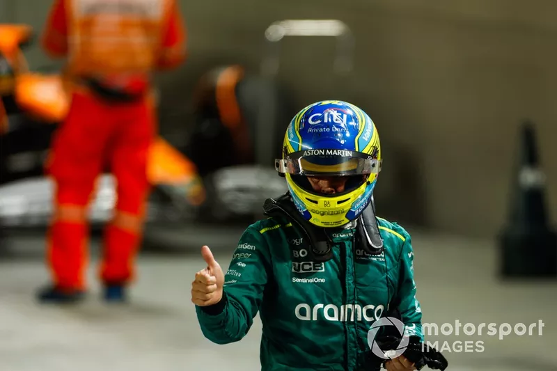Fernando Alonso, Aston Martin F1 Team, lève le pouce après la qualification