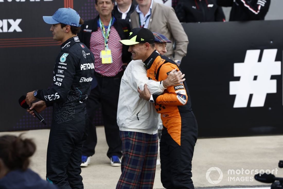 Sir Jackie Stewart gratuluje Lando Norrisowi, McLaren F1 Team, po kwalifikacjach