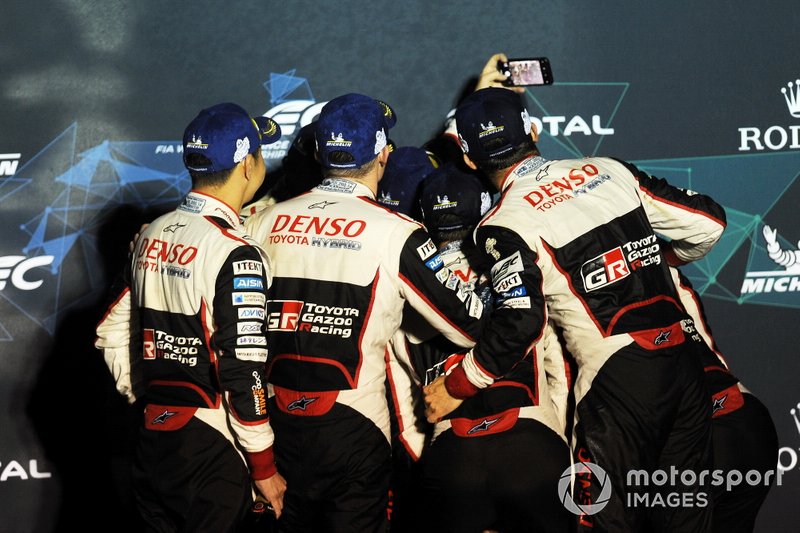 Podio: #8 Toyota Gazoo Racing Toyota TS050: Sébastien Buemi, Kazuki Nakajima, Fernando Alonso e #7 Toyota Gazoo Racing Toyota TS050: Mike Conway, Kamui Kobayashi, Jose Maria Lopez