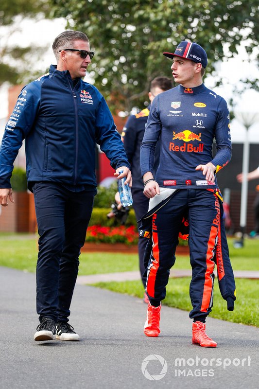 Max Verstappen, Red Bull Racing, talking to team member