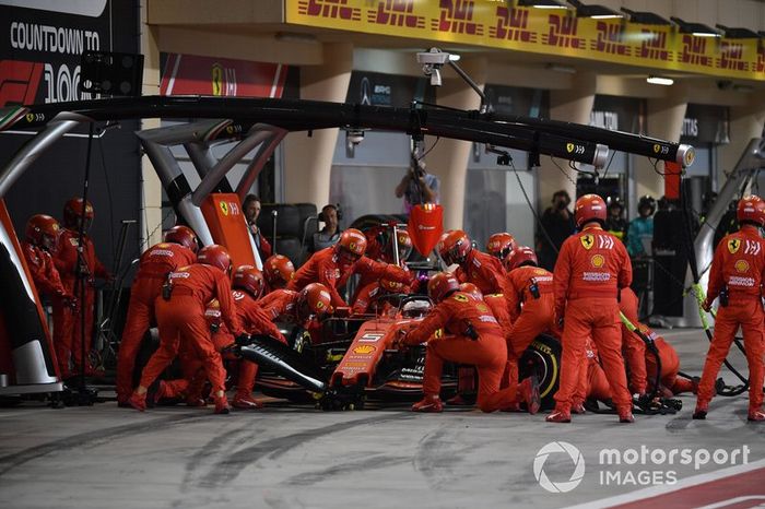 Sebastian Vettel, Ferrari SF90, en pits