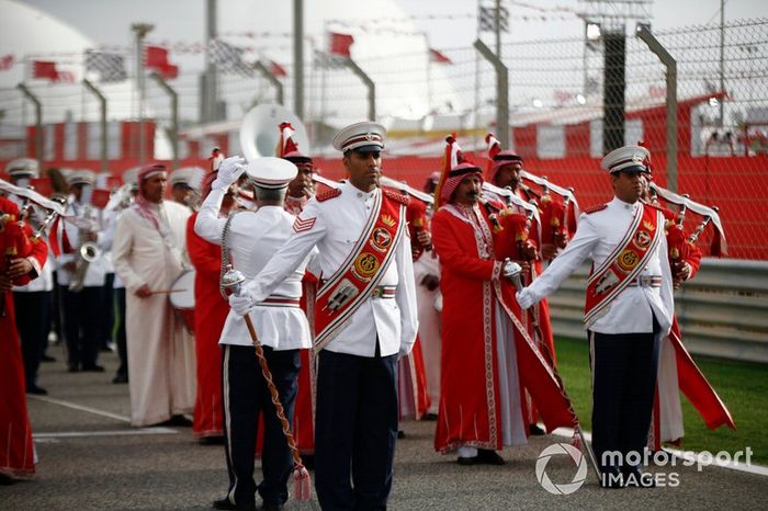 Una banda toca como parte de las celebraciones previas a la carrera