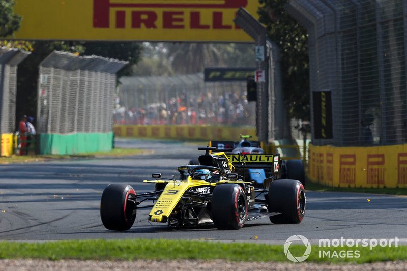 Daniel Ricciardo, Renault R.S.19 con la vettura danneggiata e senza ala anteriore