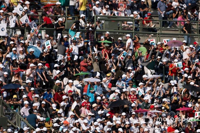 Fans en la tribuna principal 