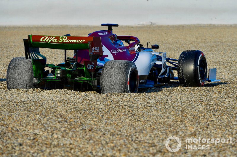 Kimi Raikkonen, Alfa Romeo Racing C38, spins into the gravel