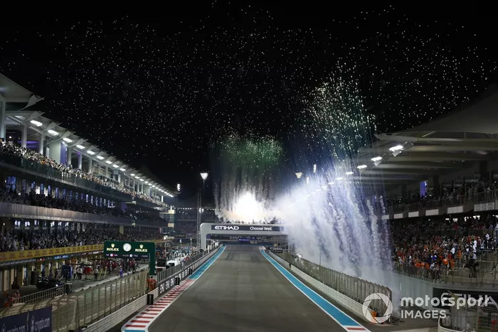 Los fuegos artificiales iluminan el cielo mientras se decide el campeón