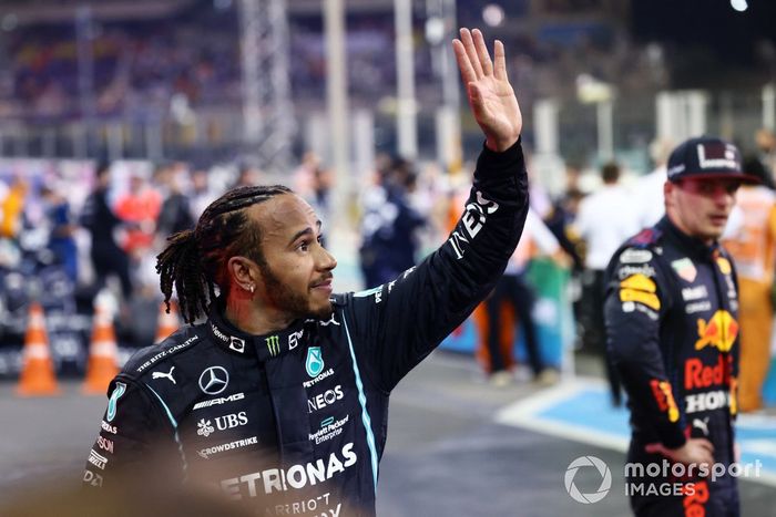 Lewis Hamilton, Mercedes, 2ª posición, saluda a los aficionados desde el Parc Ferme