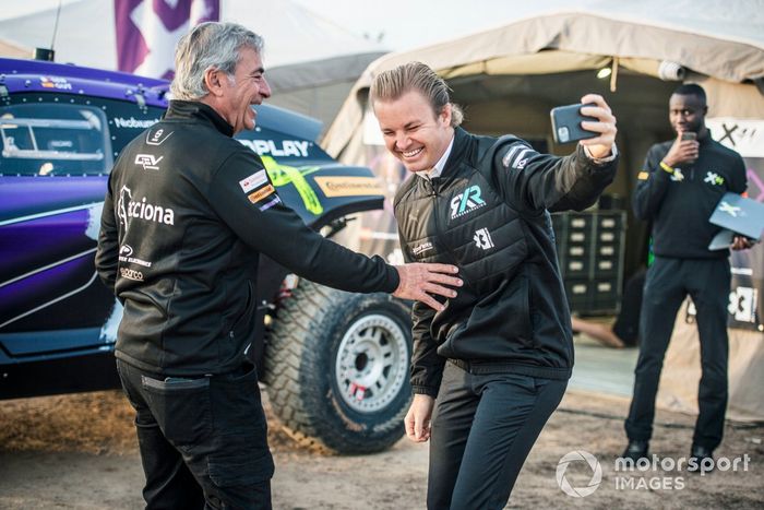 Carlos Sainz, del equipo Sainz XE, y Nico Rosberg, fundador y director general de Rosberg X Racing, comparten una broma