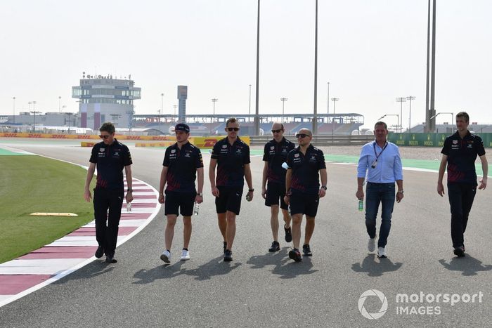 Max Verstappen, Red Bull Racing, recorre la pista con su padre Jos Verstappen y otros miembros de Red Bull