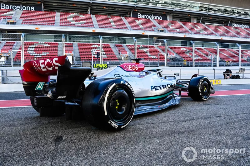 Lewis Hamilton, Mercedes W13, sort de son garage