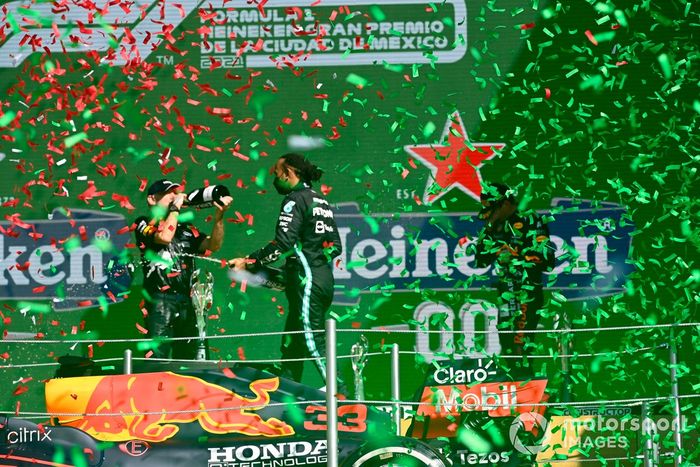 Podio: Adrian Newey, Director Técnico Red Bull Racing, segundo lugar Lewis Hamilton, Mercedes, tercer lugar Sergio Pérez, Red Bull Racing