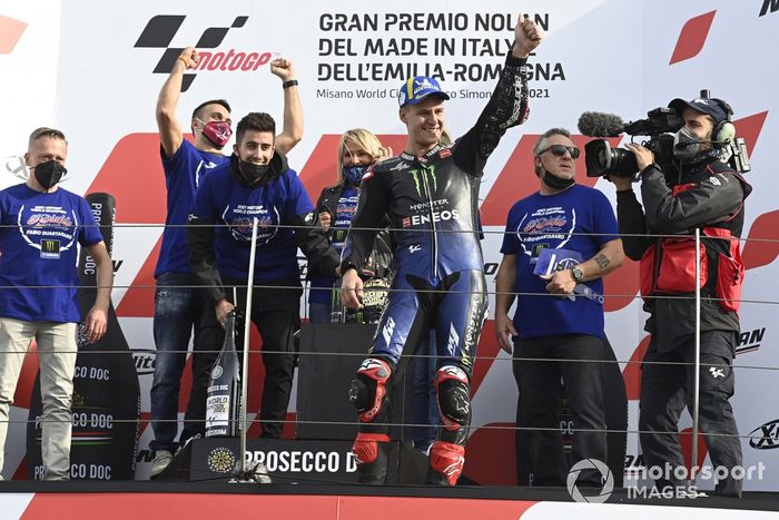 El campeón del mundo Fabio Quartararo, Yamaha Factory Racing, celebra con su equipo