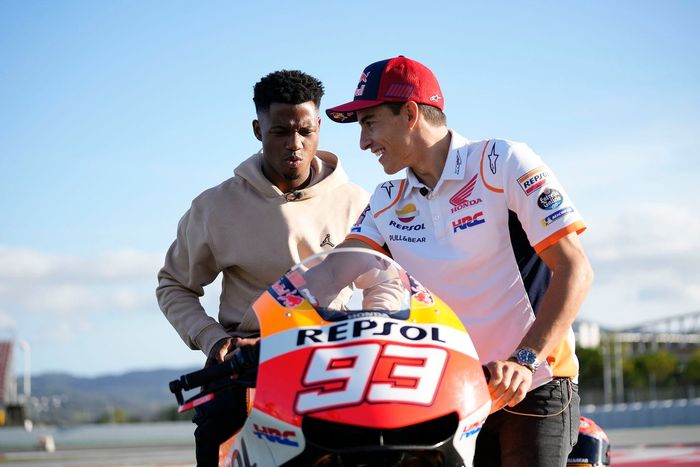 Ansu Fati, FC Barcelona, y Marc Márquez, Repsol Honda Team