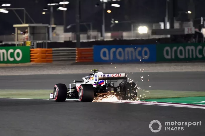 Las chispas salen del coche de Mick Schumacher, Haas VF-21