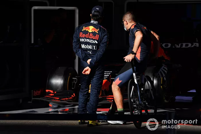 Sergio Pérez, Red Bull Racing, con un miembro del equipo fuera del box