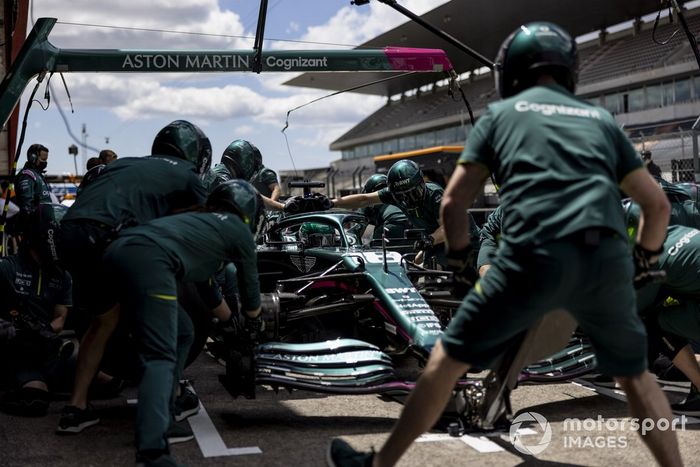 Lance Stroll, Aston Martin AMR21 pit stop