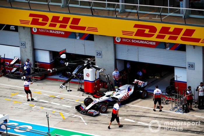 Mick Schumacher, Haas VF-21, sale del garaje