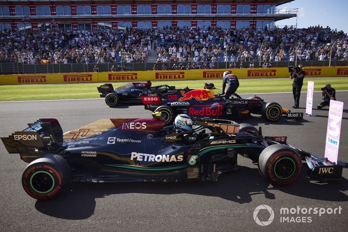 Los tres primeros lugares de la carrera Sprint: tercer lugar Valtteri Bottas, Mercedes W12, Primer lugar Max Verstappen, Red Bull Racing RB16B, y segundo lugar Lewis Hamilton, Mercedes W12