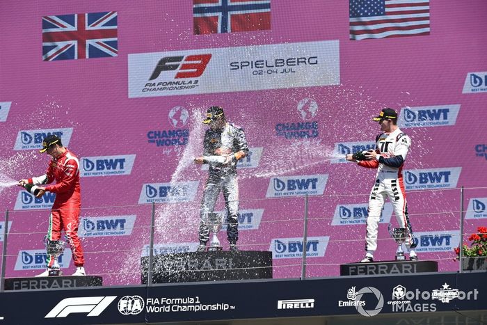 Ganador Dennis Hauger, Prema Racing, segundo lugar Olli Caldwell, Prema Racing, tercer lugar Logan Sargeant, Charouz Racing System 