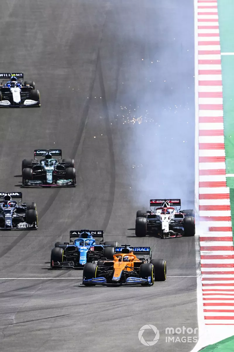 Daniel Ricciardo, McLaren MCL35M, Fernando Alonso, Alpine A521, mentre Kimi Raikkonen, Alfa Romeo Racing C41, si ferma con l'ala frontale danneggiata