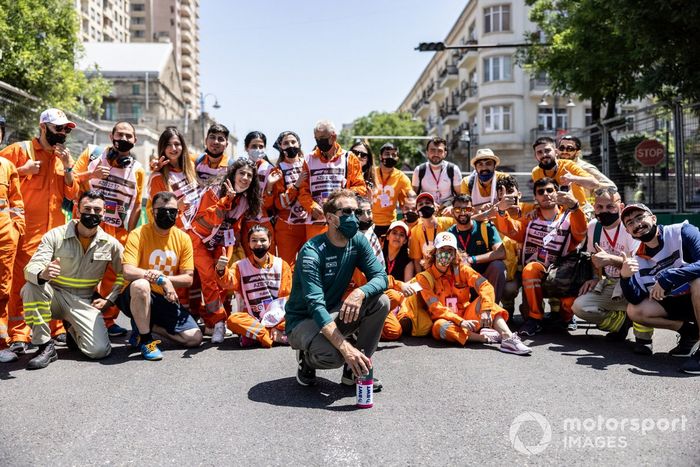 Sebastian Vettel, Aston Martin con oficiales de pista