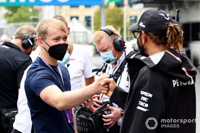 Billy Monger, presentatore televisivo, con Lewis Hamilton, Mercedes