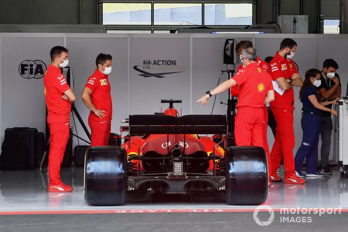 Mecánicos de Ferrari trabajando en sus coches
