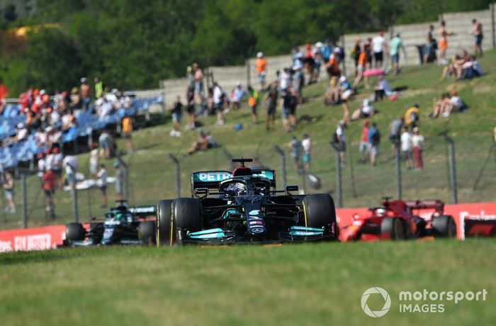 Lewis Hamilton, Mercedes W12, Lance Stroll, Aston Martin AMR21, y Charles Leclerc, Ferrari SF21