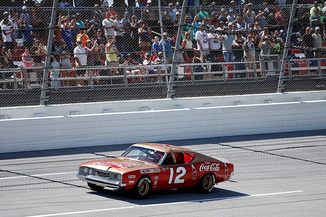 El coche Bobby Allison ribute da una vuelta ceremonial