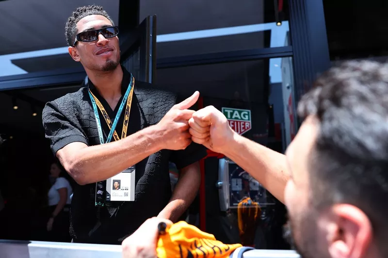  Jude Bellingham accueille les fans dans le paddock