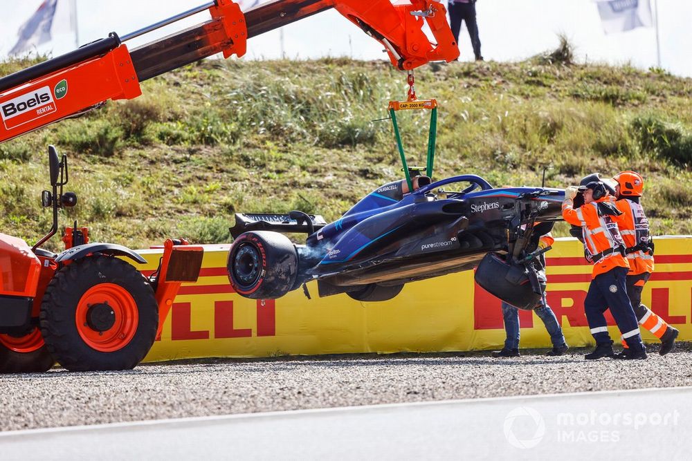 Les commissaires évacuent la monoplace endommagée de Logan Sargeant, Williams FW45
