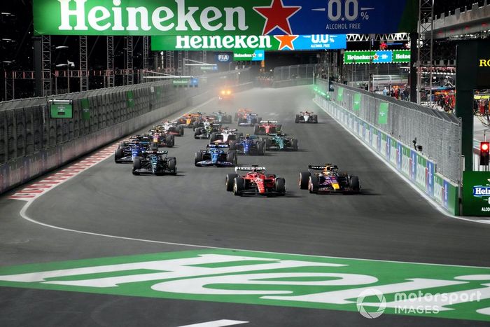 Charles Leclerc, Ferrari SF-23, lucha con Max Verstappen, Red Bull Racing RB19, por delante de George Russell, Mercedes F1 W14, Pierre Gasly, Alpine A523, Alex Albon, Williams FW45, Logan Sargeant, Williams FW45, el resto de la parrilla en la salida.