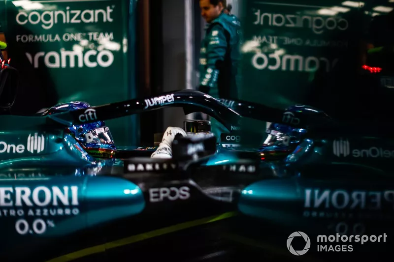 Fernando Alonso, Aston Martin AMR23, in garage