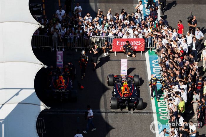 Ganador Max Verstappen, Red Bull Racing, y el segundo lugar Sergio Pérez, Red Bull Racing, celebran con su equipo en el Parc Ferme