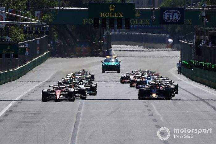 Arrancada Charles Leclerc, Ferrari F1-75, Sergio Pérez, Red Bull Racing RB18, luchan por el liderazgo por delante de Max Verstappen, Red Bull Racing RB18, Carlos Sainz, Ferrari F1-75