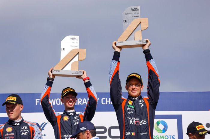 Podio: Ganadores Thierry Neuville, Martijn Wydaeghe, Hyundai World Rally Team Hyundai i20 N Rally1