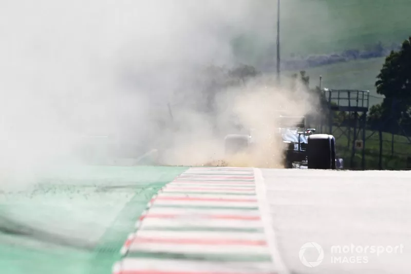Daniil Kvyat, AlphaTauri AT01, fa salire polvere e scintille