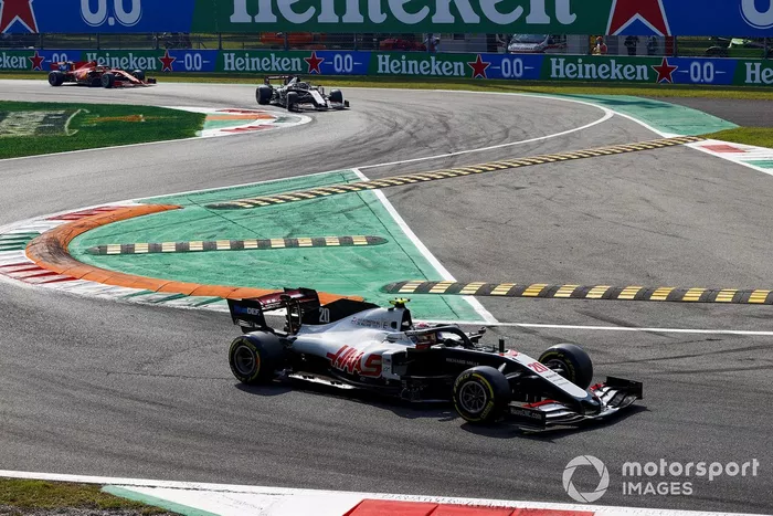 Kevin Magnussen, Haas VF-20, Romain Grosjean, Haas VF-20, Sebastian Vettel, Ferrari SF1000, en la vuelta de formación
