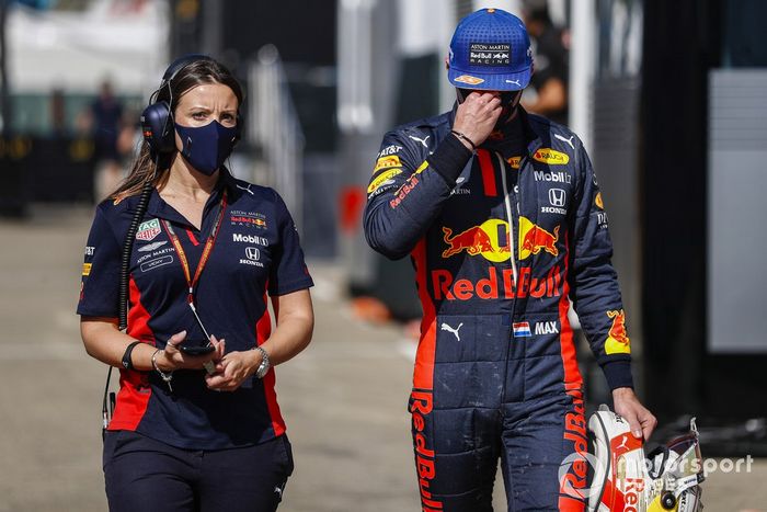 Max Verstappen, Red Bull Racing,en pit lane después de su accidente