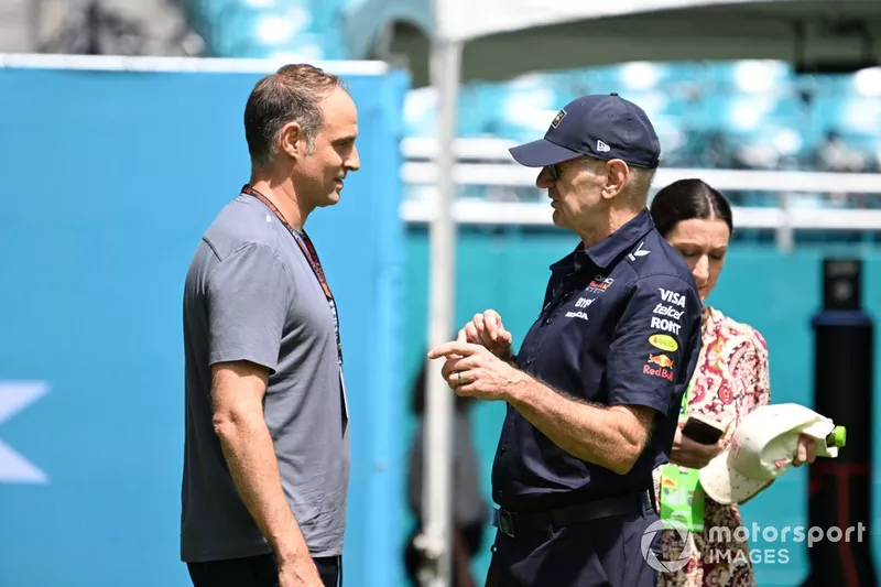 Oliver Mintzlaff, directeur général de Red Bull GmbH et Adrian Newey, directeur de la technologie de Red Bull Racing. 
