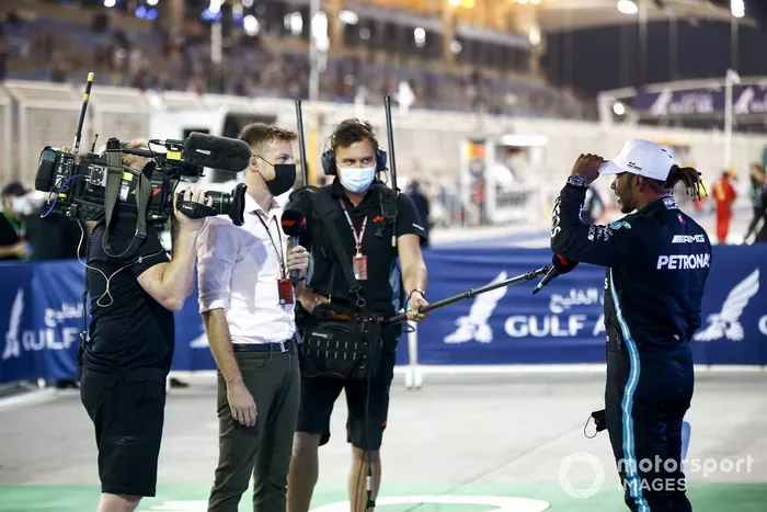 Ganador Lewis Hamilton, Mercedes, entrevistado por Jenson Button, Sky TV