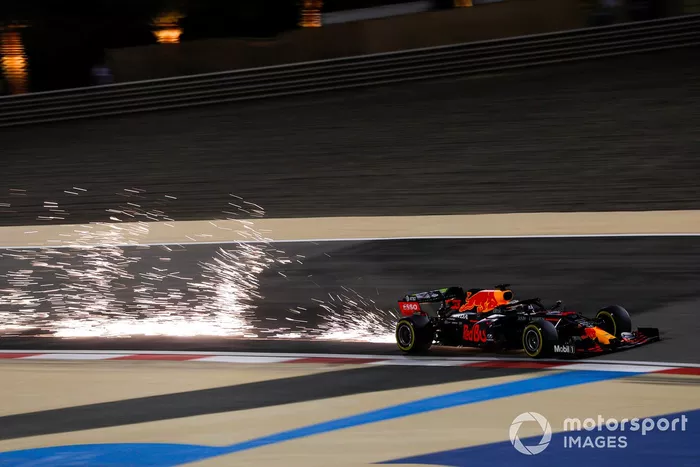 Scintille generate dall'auto di Max Verstappen, Red Bull Racing RB16