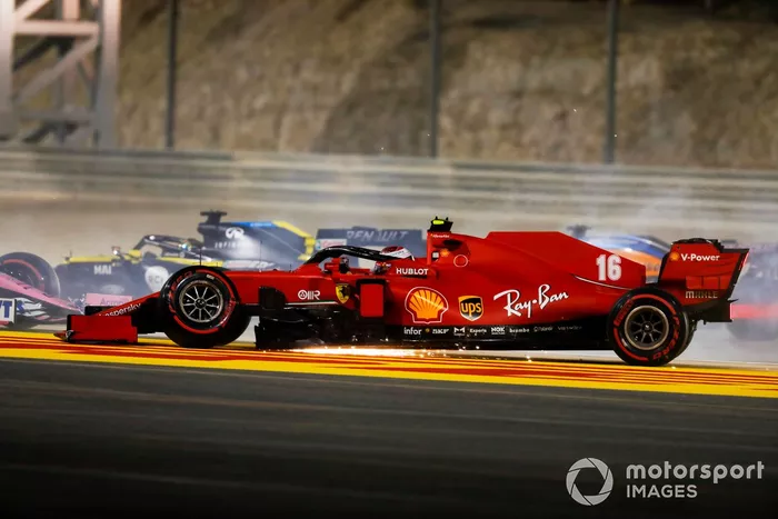 Charles Leclerc, Ferrari SF1000 con la suspensión delantera rota después de un accidente en la primera vuelta con Sergio Pérez, Racing Point RP20 